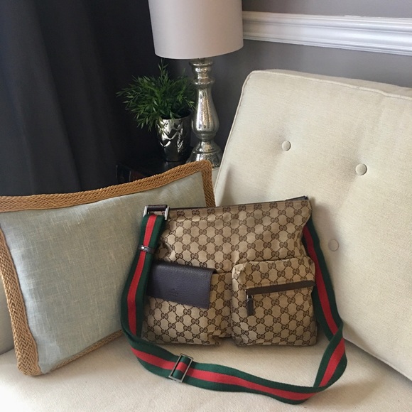 Authentic Gucci brown monogram messenger bag - Picture 5 of 16